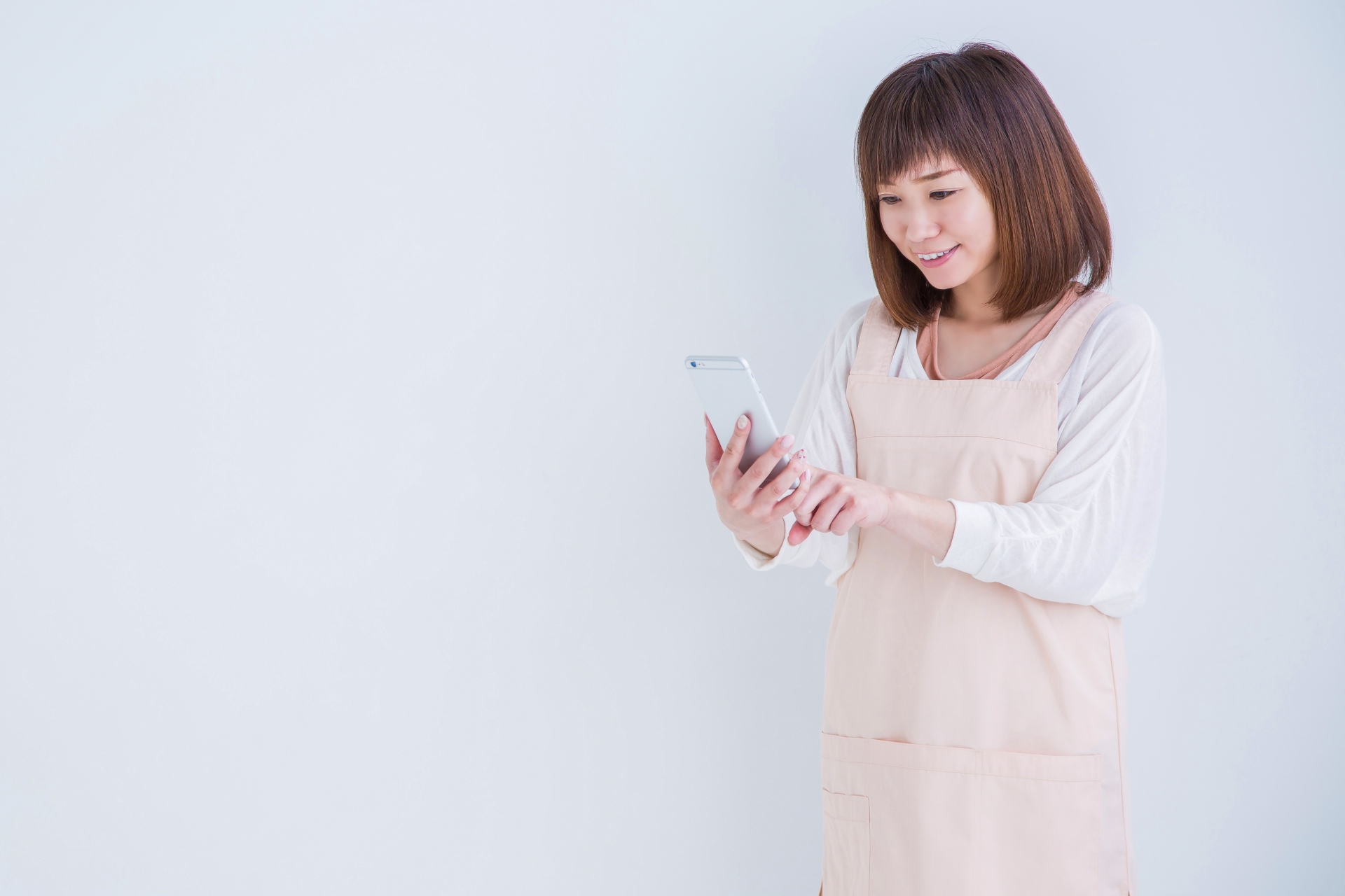 スマホで注文する女性