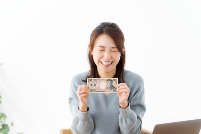 1000円を持つ女性